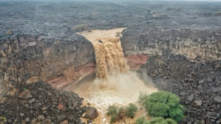 மதீனாவில் உள்ள சுலைமியா நீர்வீழ்ச்சியில் இருந்து தண்ணீர் பெருக்கெடுத்து ஓடும் கண்ணைக் கவரும் காட்சி..!